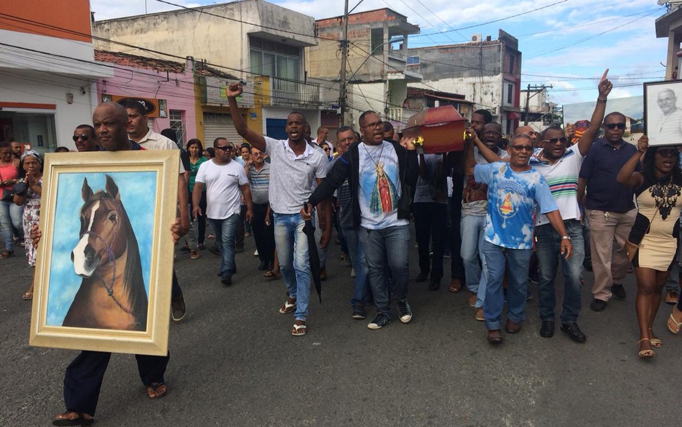 Moradores de Candeias caminham pelas ruas da cidade em protesto contra morte de artista (Foto: Anna Valéria/ TV Bahia)