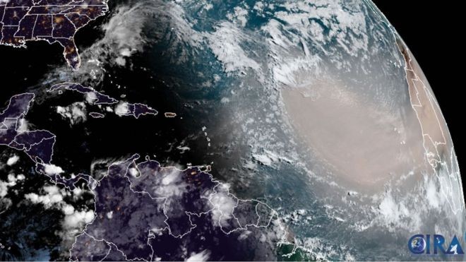 BBC - A nuvem se formou no continente africano e atravessou o oceano (Foto: NOAA via BBC)
