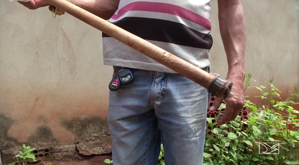 BastÃ£o encontrado pela polÃ­cia e que pode ter sido usado no assassinato da idosa de 106 anos em Feira Nova do MaranhÃ£o â€” Foto: ReproduÃ§Ã£o/TV Mirante