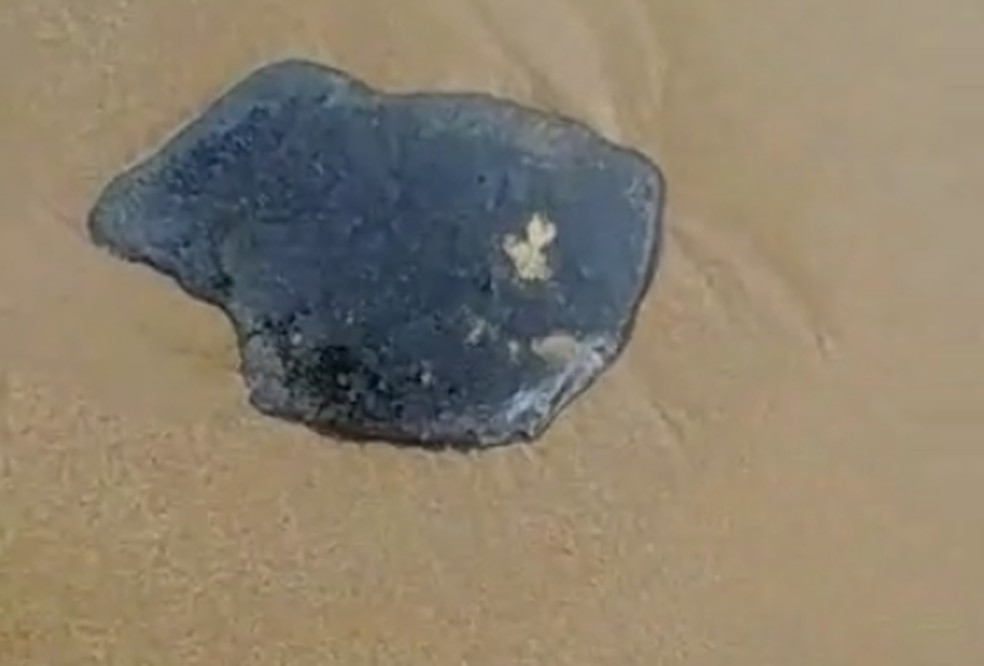 Novas manchas de óleo foram encontradas nas praias de Piatã e Jaguaripe, em Salvador — Foto: Juvenal Gordilho