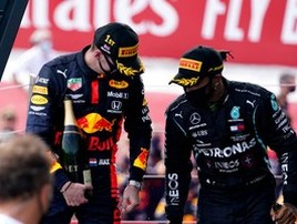 Hamilton pega troféu de Verstappen por engano em premiação (Will Oliver/Pool via Getty Images)