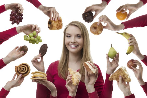 Gastar mais tempo nas refeições e comer antes de sentir (muita) fome ajudam a resistir às tentações (Foto: Think Stock)