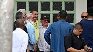 O presidente chegou à zona de votação às 7h45. — Foto: MAURO PIMENTEL / AFP