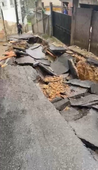 Cratera se abre em rua e deixa moradores sem passagem no Morin, em Petrópolis, no RJ