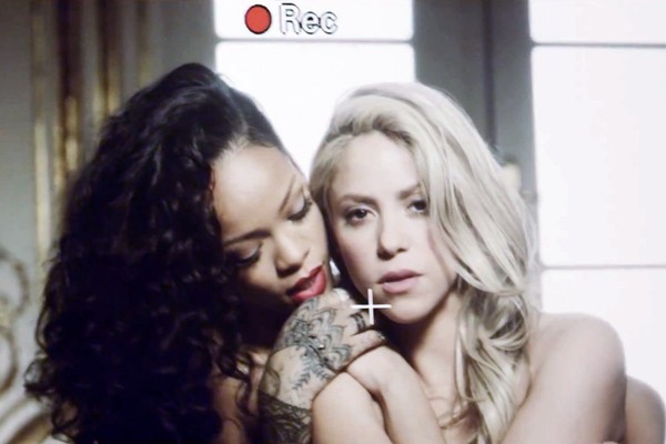 Shakira e Rihanna nos bastidores do videoclipe de 'Can't Remember to Forget You' (Foto: Reprodução Youtube)