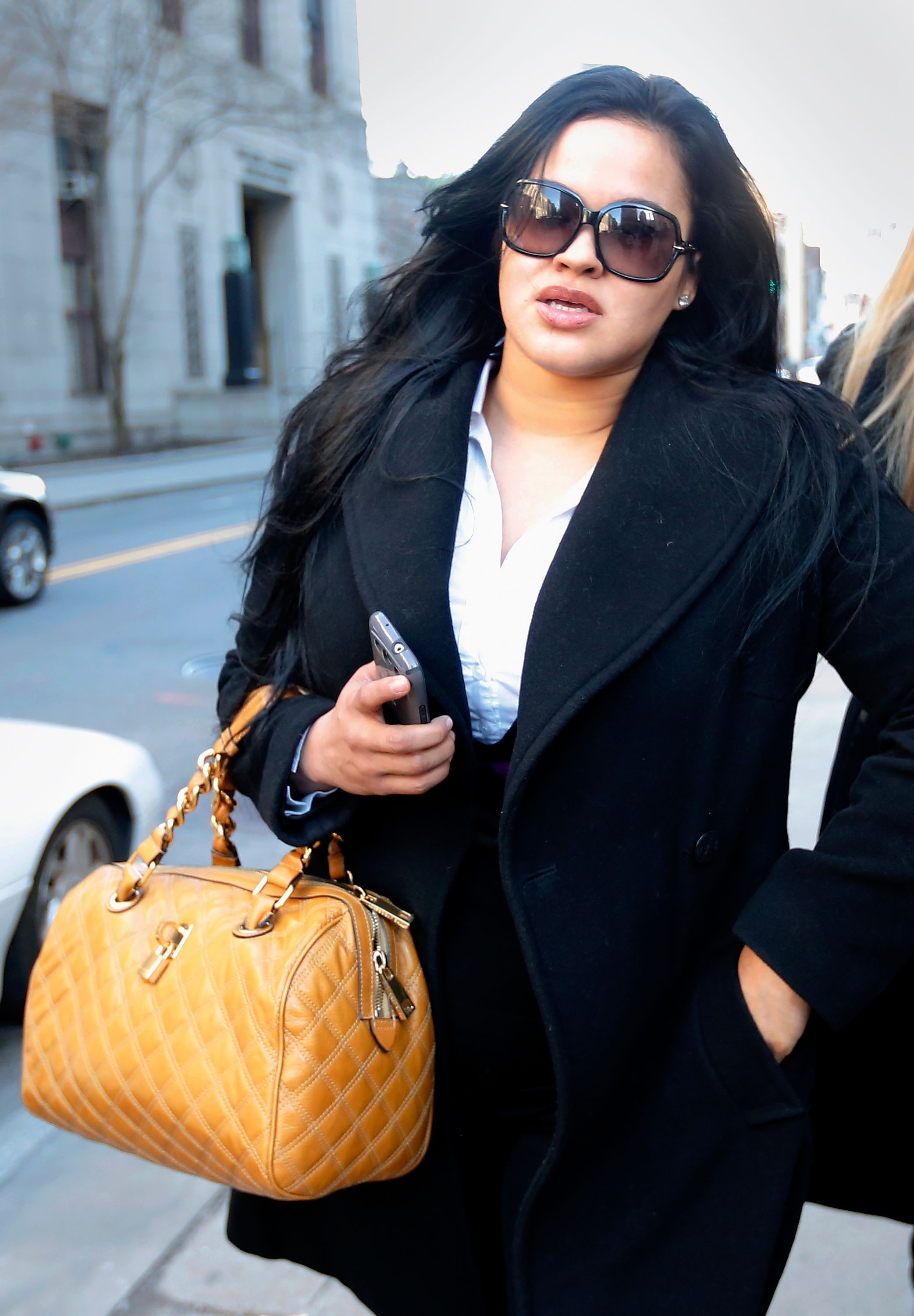 Liza Morales deixa a Suprema Corte de Nova York após uma audiência de custódia com Lamar Odom na Suprema Corte do Estado de Nova York em 5 de março de 2013 (Foto: Getty Images)