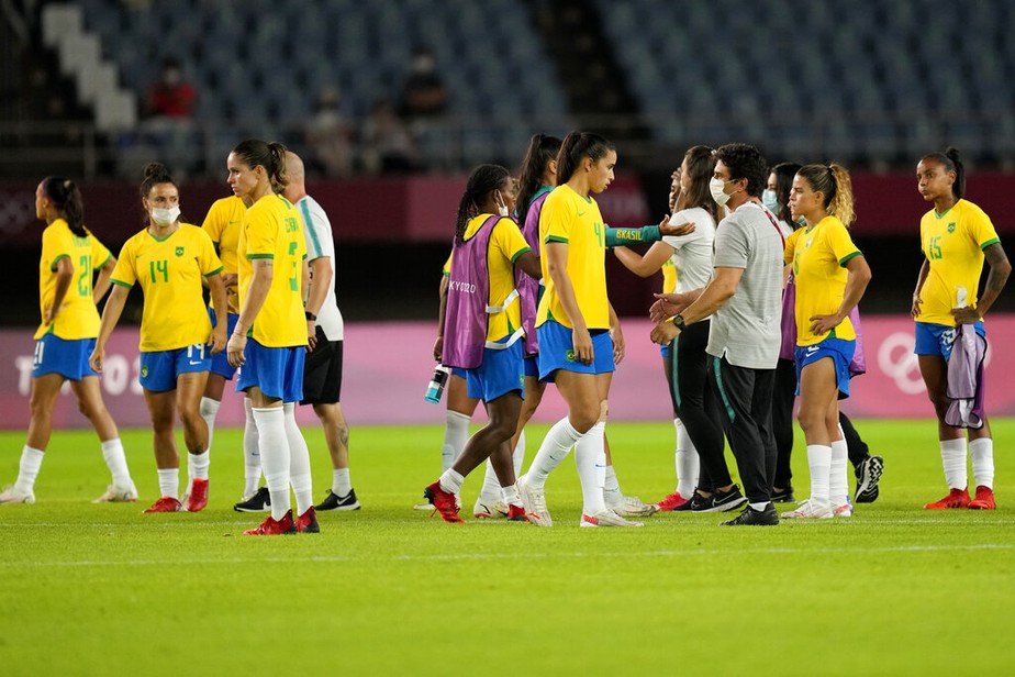 As jogadoras do Brasil deixam o campo depois de perder durante uma disputa de pênaltis contra o Canadá durante uma partida de futebol feminino das quartas de final nos Jogos Olímpicos no dia 30 de julho de 2021, em Rifu, Japão.