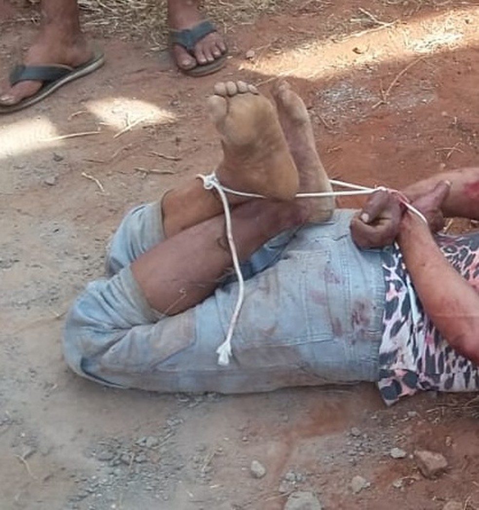 Homem é amarrado por vizinhos que impediram sequestro de criança em MS (Foto: Divulgação/Polícia Militar)