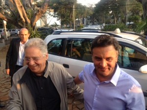 O candidato Aécio Neves recebe o ex-presidente Fernando Henrique Cardoso no comitê de campanha em São Paulo (Foto: Roney Domingos / G1)