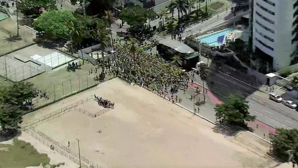 Imagem aérea mostra momento do discurso de Bolsonaro para apoiadores em Boa Viagem, no Recife — Foto: Reprodução/TV Globo