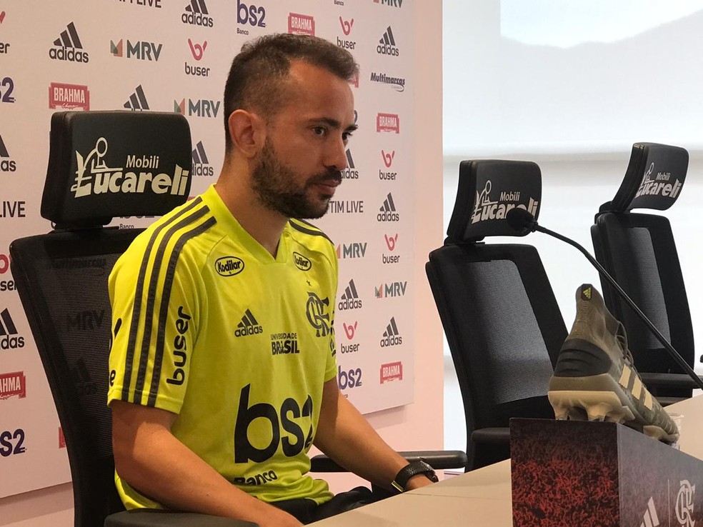 Everton Ribeiro em entrevista coletiva no Flamengo &mdash; Foto: Cah&ecirc; Mota / GloboEsporte.com
