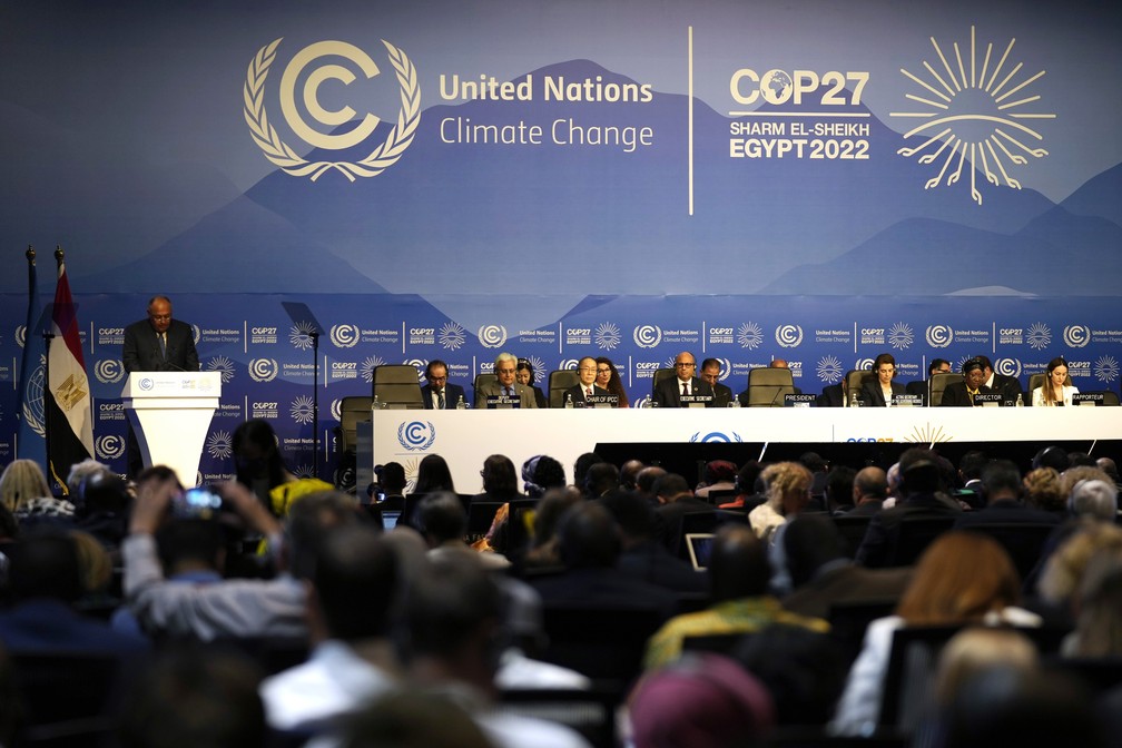 Sameh Shoukry, presidente da COP27, à esquerda, fala durante a sessão de abertura do evento da ONU. — Foto: AP Photo/Peter Dejong, File