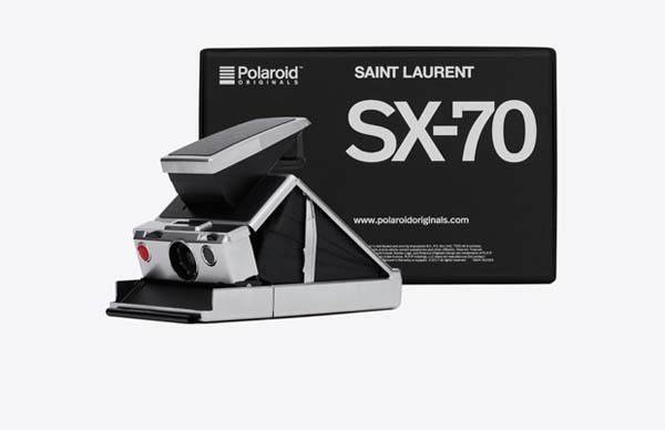 Polaroid SX70 vintage customizada pela Saint Laurent com filme P&B de moldura preta (Foto: Divulgação)