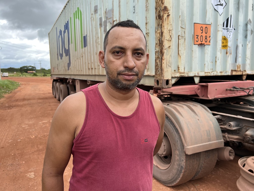Natanael Taveira, caminhoneiro de 40 anos, teme pela própria vida enquanto anda pela BR-174 — Foto: Caíque Rodrigues/g1 RR