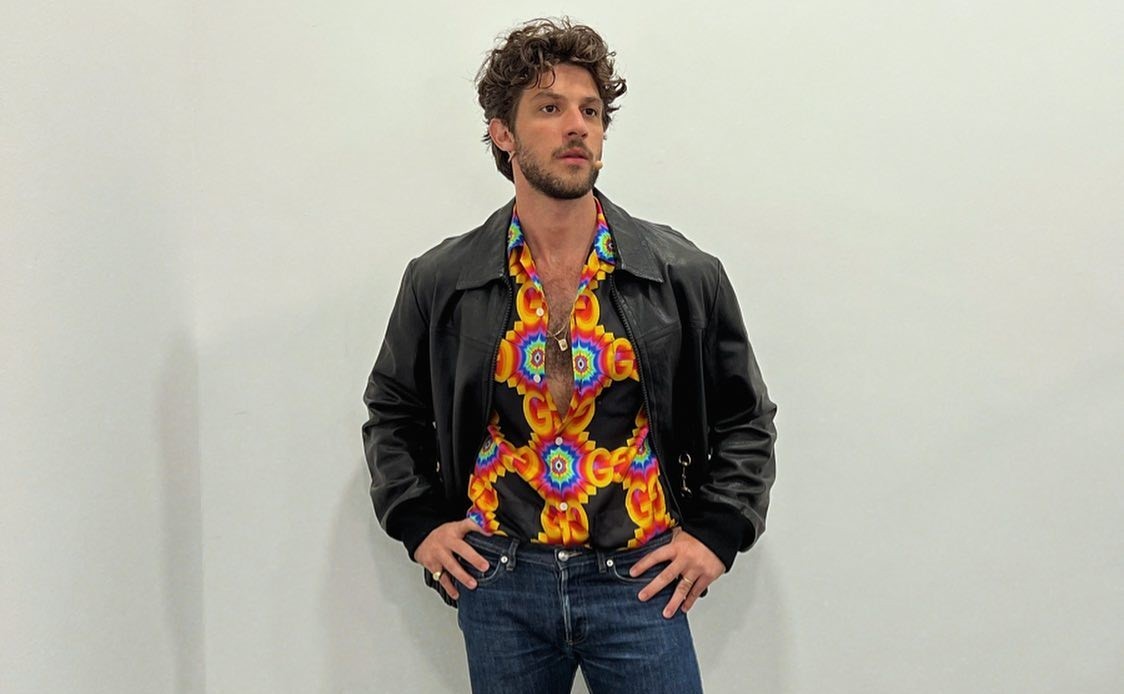 Chay Suede elege camisa estampada grifada e ganha elogios dos