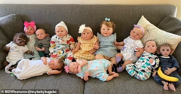 A coleção de Liz vem crescendo e, agora, ela é mãe orgulhosa de nove bonecas 'reborn' (Foto: Reprodução/Daily Mail)