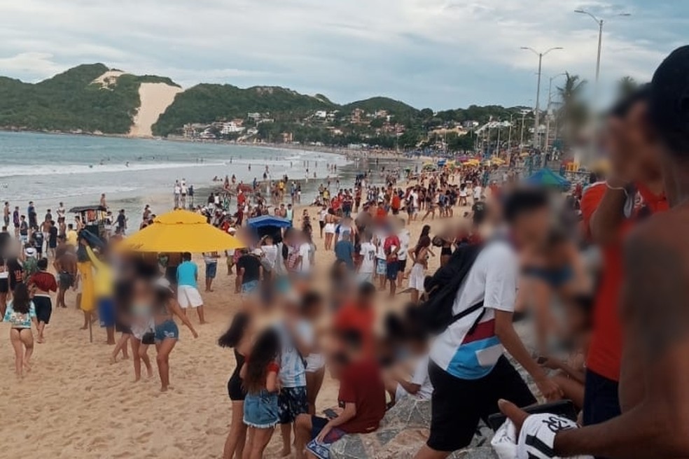 Pessoas ignoram toque de recolher e se aglomeram na praia da Ponta Negra no  fim de semana em Natal | Rio Grande do Norte | G1