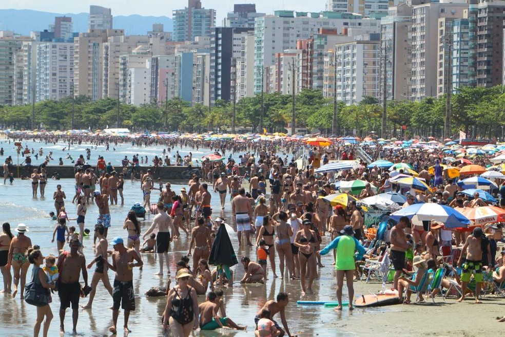 Praias ficaram cheias neste domingo em Santos, SP — Foto: Vanessa Rodrigues/Jornal A Tribuna