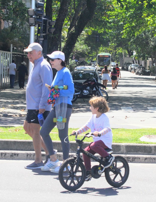 Arnaldo Cezar Coelho com a mulher e o neto (Foto: Daniel Delmiro/AgNews)