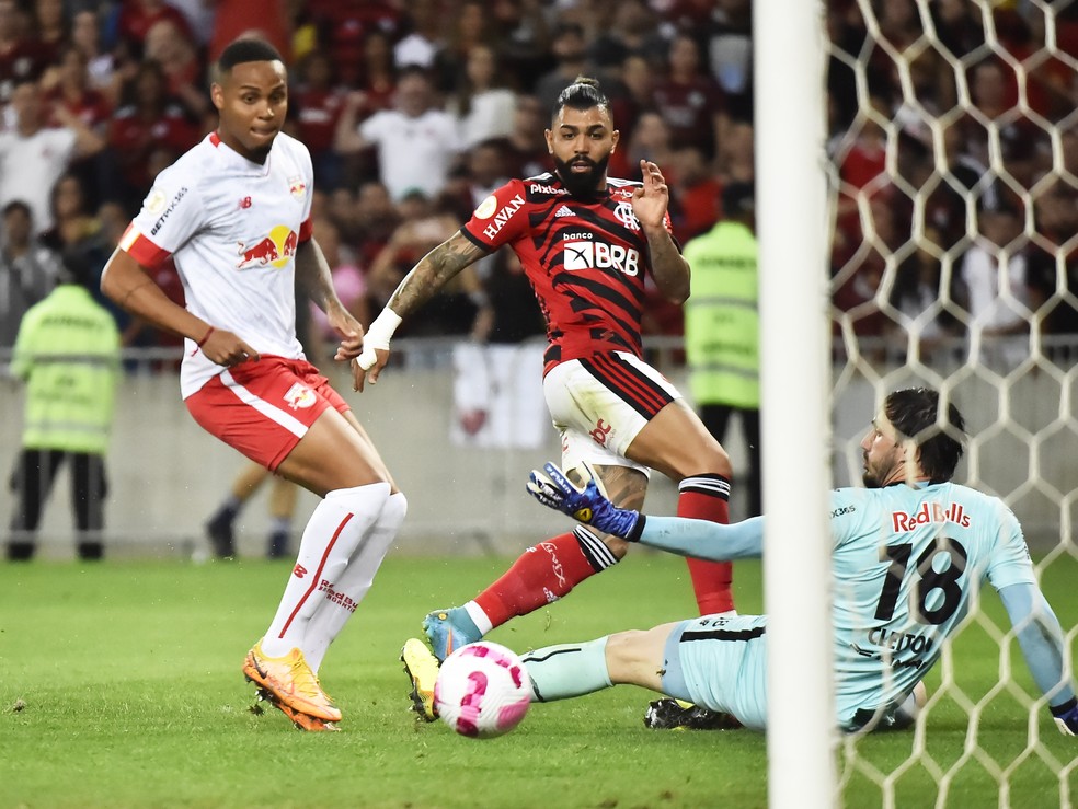 Contra o Bragantino, Gabigol marcou um dos seis gols em finaliza&ccedil;&otilde;es cara a cara no Brasileir&atilde;o &mdash; Foto: Andr&eacute; Dur&atilde;o