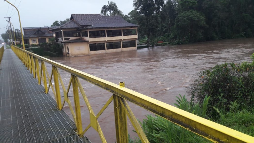 Segundo Defesa Civil, pelo menos tr&ecirc;s fam&iacute;lias ficaram desalojadas &mdash; Foto: Divulga&ccedil;&atilde;o/Defesa Civil
