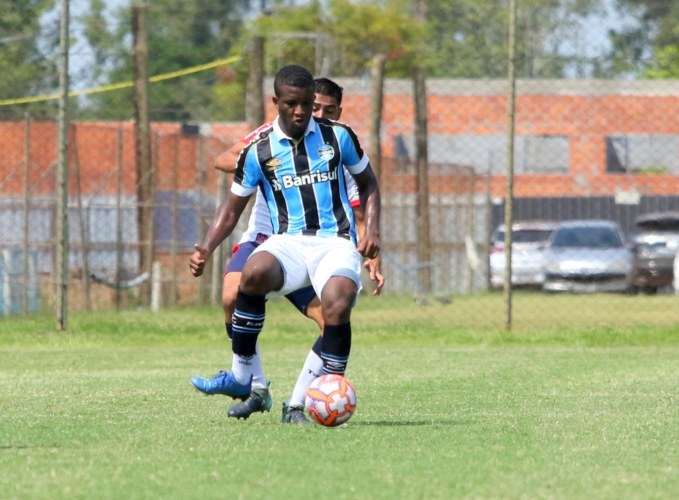 Destaque do Grêmio na Copinha acerta com multa de R 660 milhões