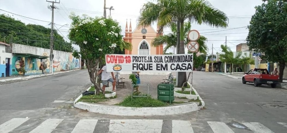 Faixas de conscientização são colocadas na Vila de Ponta Negra — Foto: Divulgação