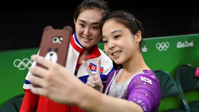 Lee Eun-Ju  da Coreia do Sul e Hong Un Jong da Coreia do Norte (Foto: Reuters)