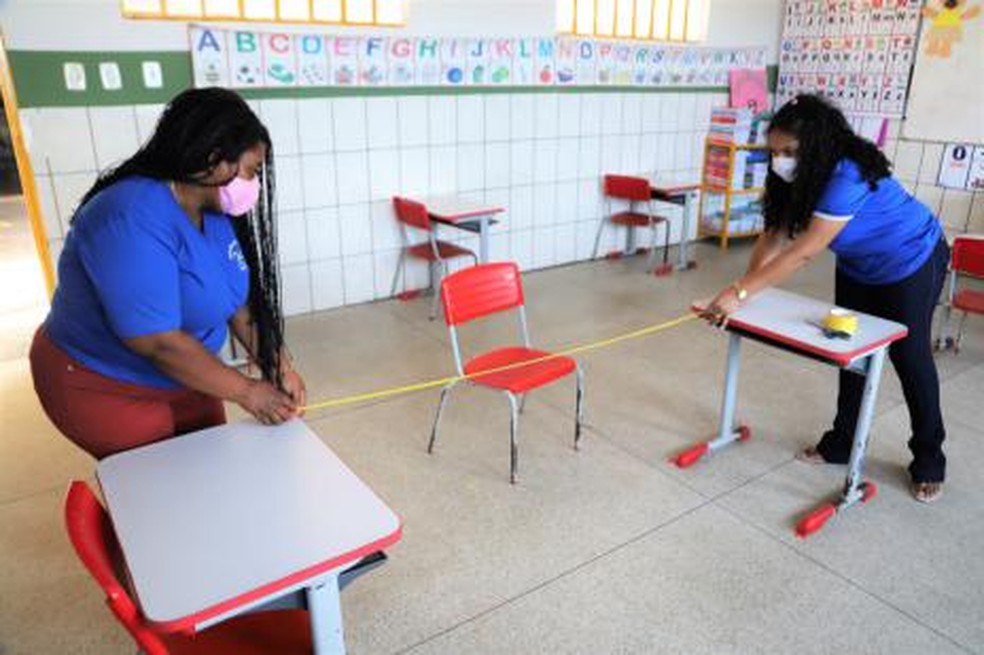 Profissionais chegaram a preparar salas para retomada das aulas em Araguaína, mas retorno foi adiado — Foto: Marcos Sandes/Prefeitura de Araguaína
