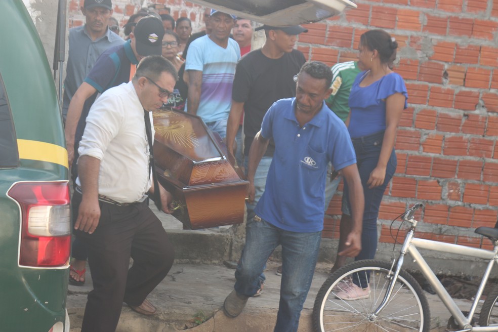 Enterro da vÃ­tima aconteceu na tarde desta quinta-feira (12) e foi marcado por comoÃ§Ã£o (Foto: Roberto Araujo / G1)