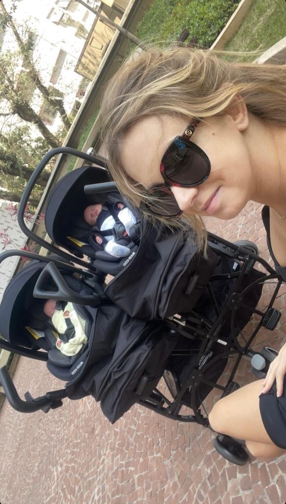 Isabella Scherer passeia com os filhos gêmeos pela primeira vez (Foto: Reprodução/Instagram)