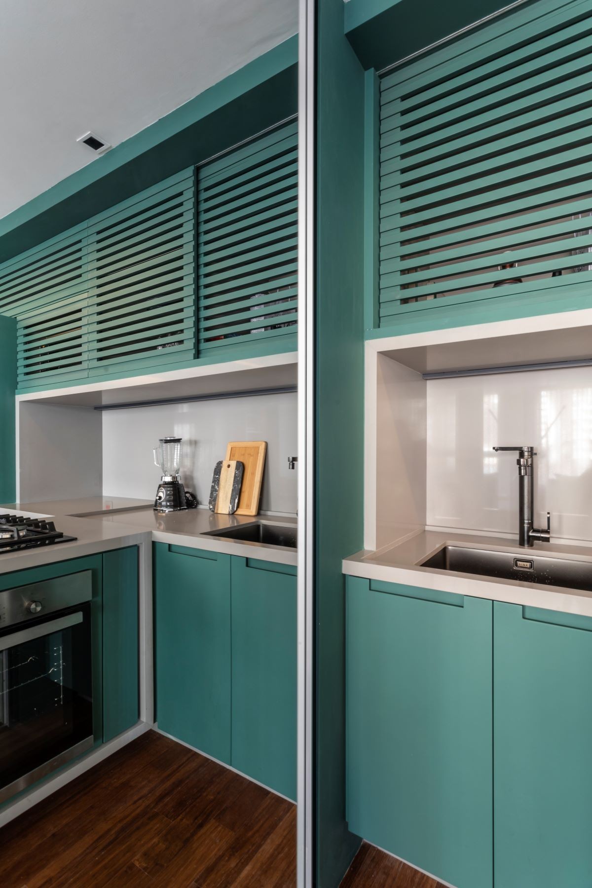 COZINHA | A marcenaria colorida traz mais personalidade para a cozinha. Metais são da Deca (Foto: Evelyn Müller / Divulgação)