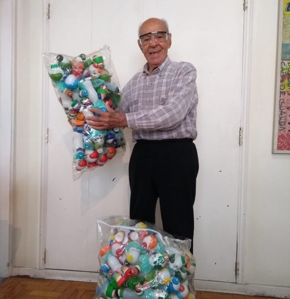 Idoso de 91 anos já fez cerca de mil palhacinhos para doação — Foto: Arquivo pessoal/Maura Regina de Carvalho