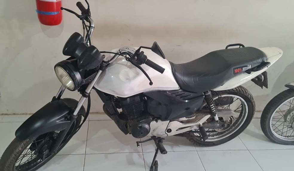 Uma motocicleta foi apreendida com a dupla. — Foto: Divulgação/Polícia Civil