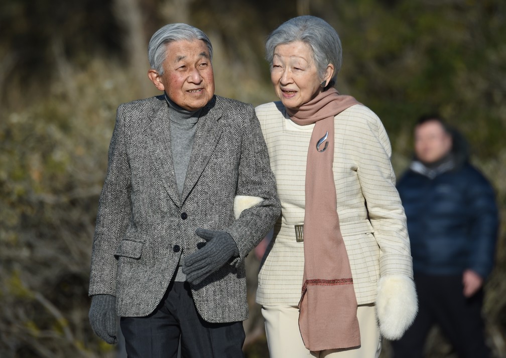 O casal imperial passeia em uma praia perto de Hayama, na prefeitura (região administrativa japonesa) de Kanagawa, em janeiro. — Foto: Kazuhiro NOGI / AFP
