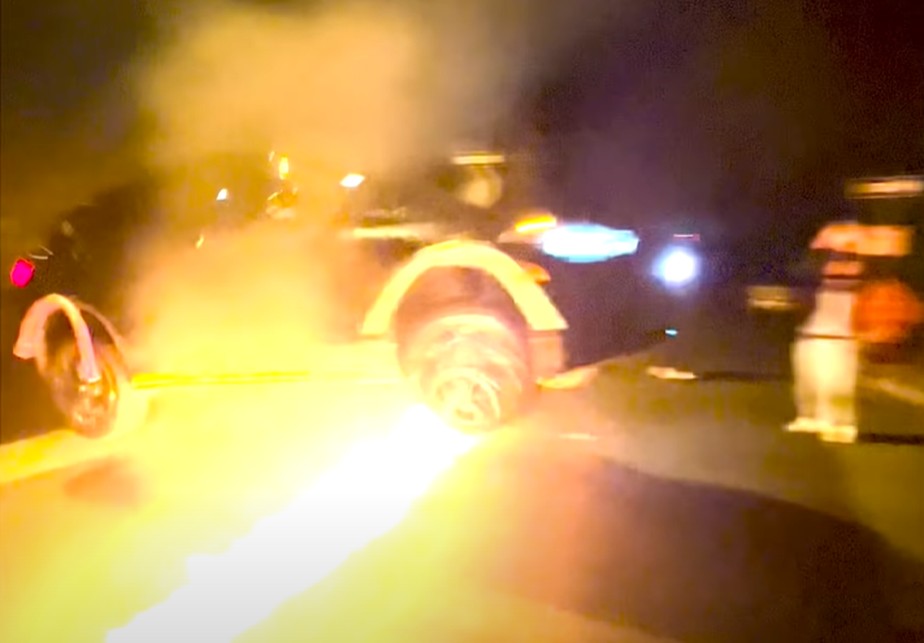 BMW X2 salta sobre linha de fogo em Los Angeles