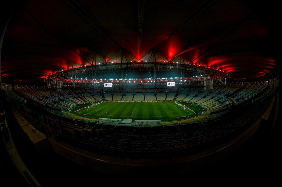 Estádio do Maracanã iluminado para jogo do Flamengo