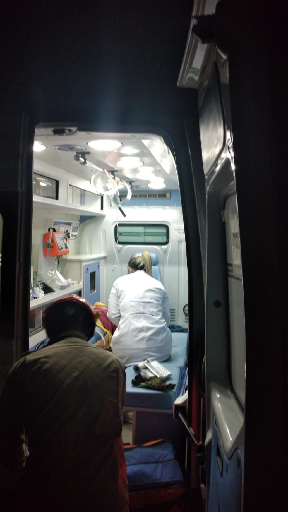 O resgate passou por uma trilha pela mata até conseguir chegar no local onde a ambulância foi estacionada — Foto: Corpo de Bombeiros de Mato Grosso