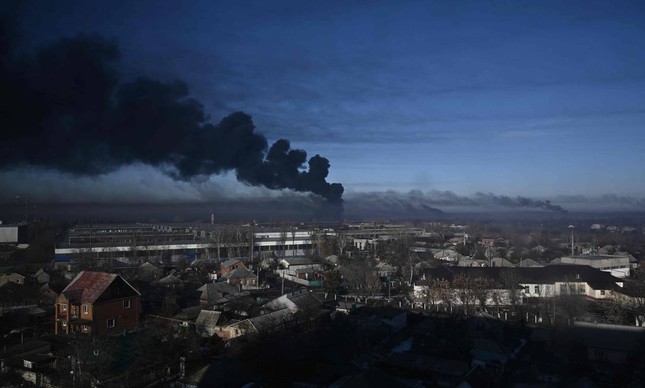 Fumaça preta sobe de um aeroporto militar em Chuguyev, perto de Kharkiv, na Ucrânia 
