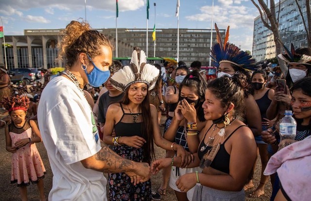 Vitão se reúne com indígenas em manifestação pelas suas terras e direitos (Foto: Reprodução/ @christiaanbraga)