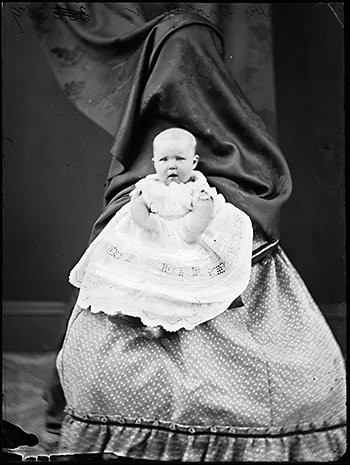 Nessa foto, da Era Vitoriana, a mãe está escondida embaixo do tecido preto, segurando seu bebê (Foto: Pinterest)