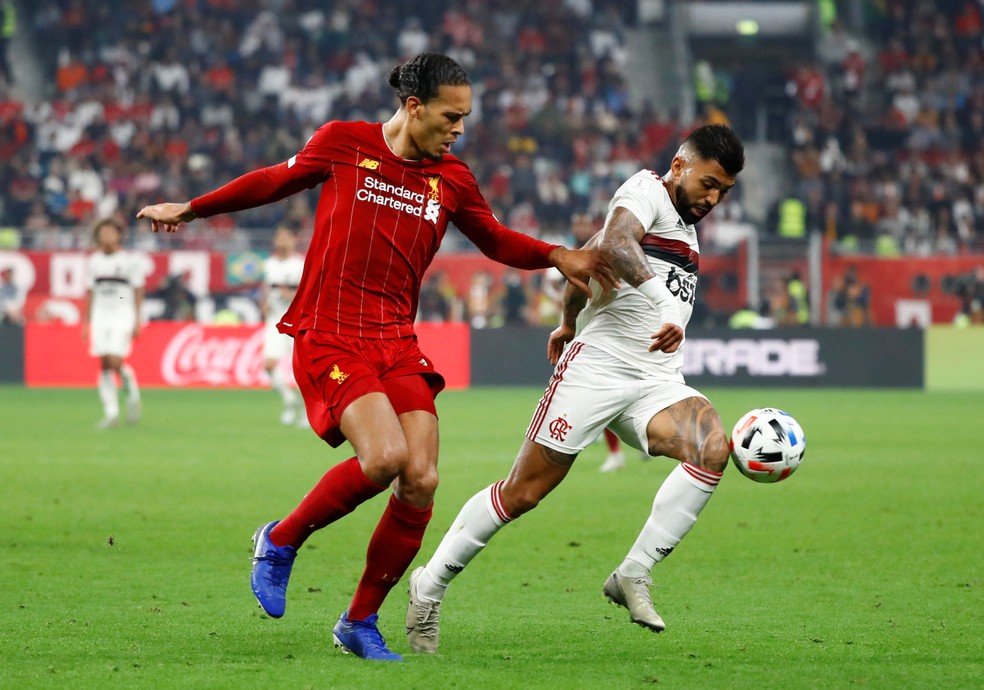 Gabigol é vigiado de perto por Van Djik — Foto: EUTERS/Corinna Kern