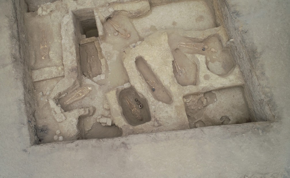 Fotografia divulgada pelo Museu das Tumbas Reais de Sipán mostra sítio com os 29 restos mortais encontrados no sítio arqueológico em Lambayeque, no Peru — Foto: AFP