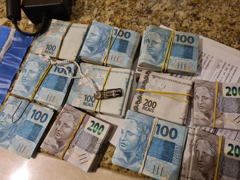 Polícia aprendeu dinheiro ao cumprir mandados, em Curitiba — Foto: Polícia Federal