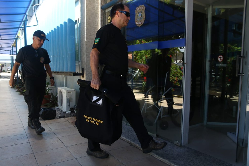 Documentos apreendidos na Operação Fantoche chegam à sede da Polícia Federal, no Recife, nesta terça-feira (19) — Foto: Marlon Costa/Pernambuco Press