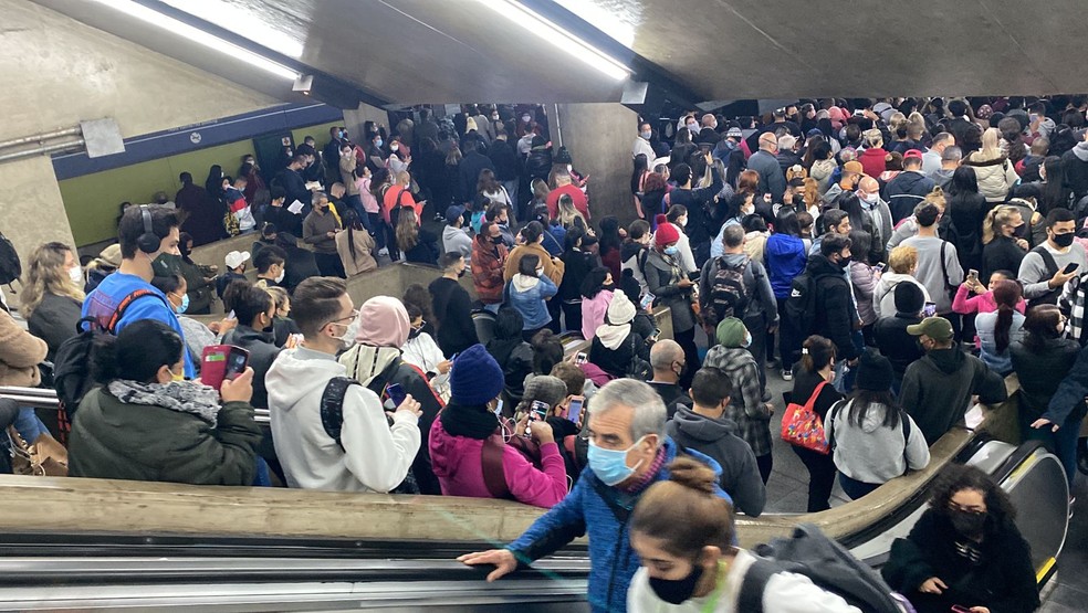 Passageiros enfrentam plataformas lotadas na estação Sé, na região central de São Paulo, em 2022 — Foto: Celso Tavares/g1