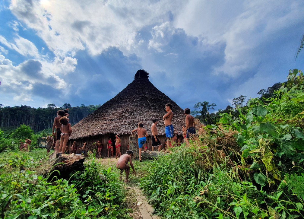 A comunidade Heweteu II, na Terra Indígena Yanomami, é uma das mais de 370 aldeias isoladas geograficamente na floresta amazônica — Foto: Valéria Oliveira/g1