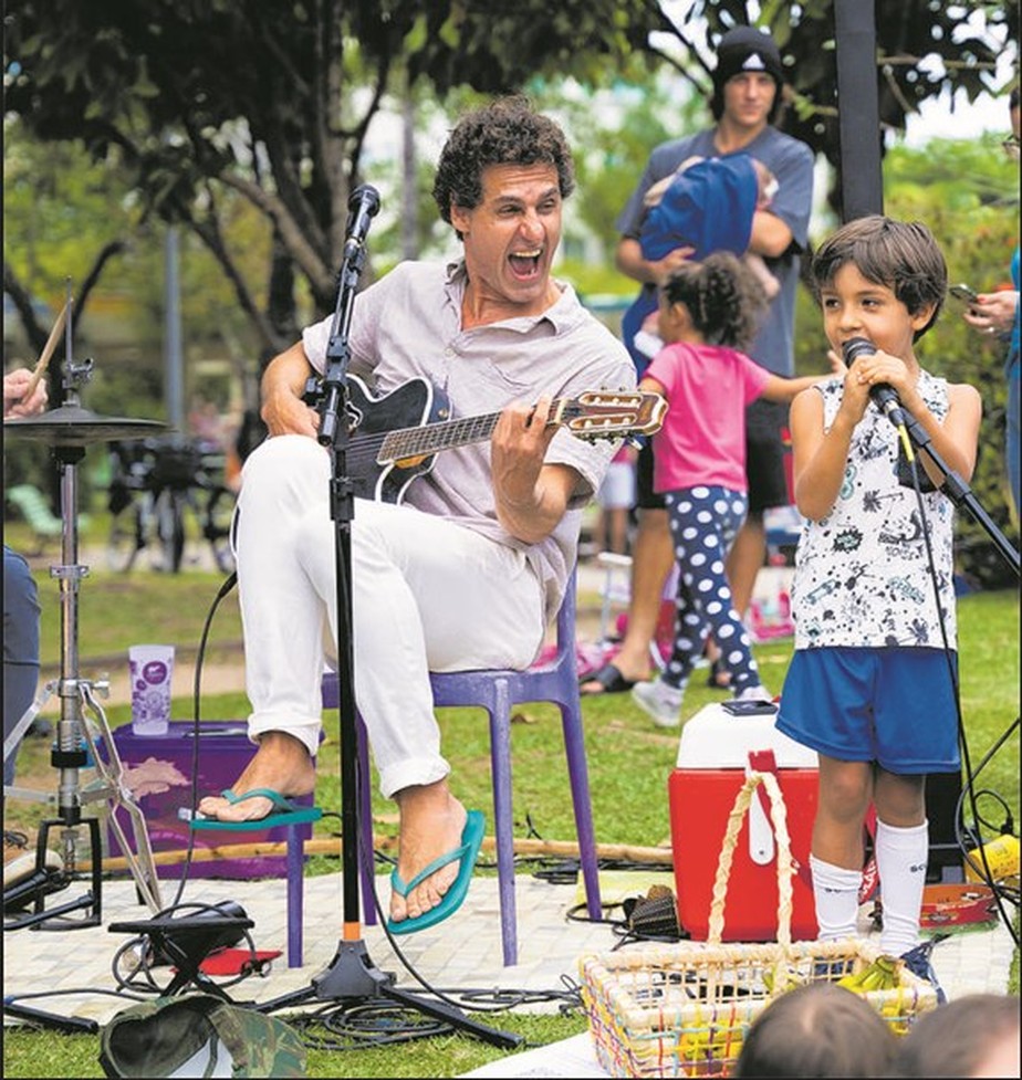 O músico Luis Carlinhos   e seu filho Heleno se apresentam   na Praça do Pomar, na Barra.
