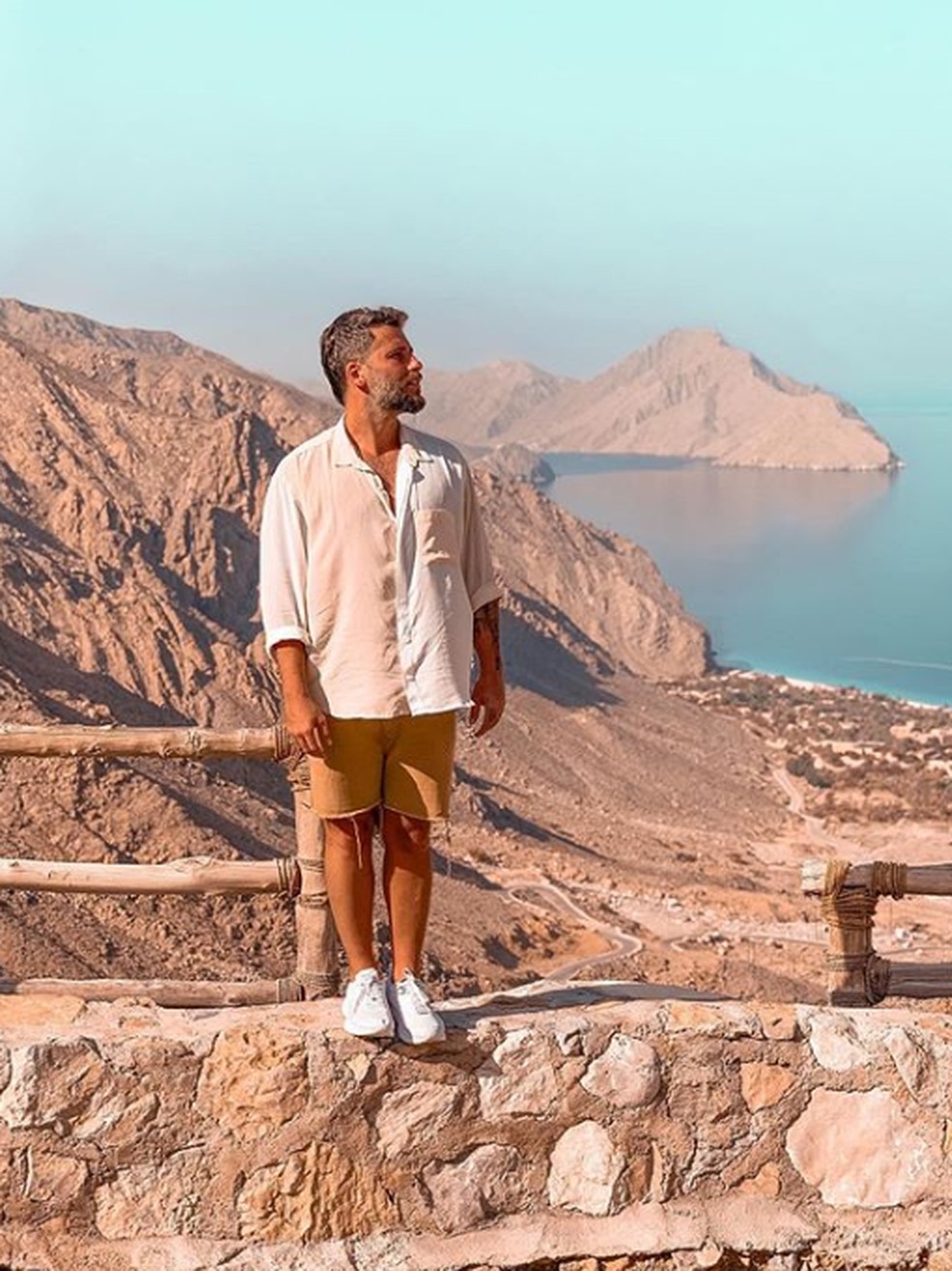 Bruno Gagliasso aprecia vista do deserto — Foto: Reprodução/Instagram