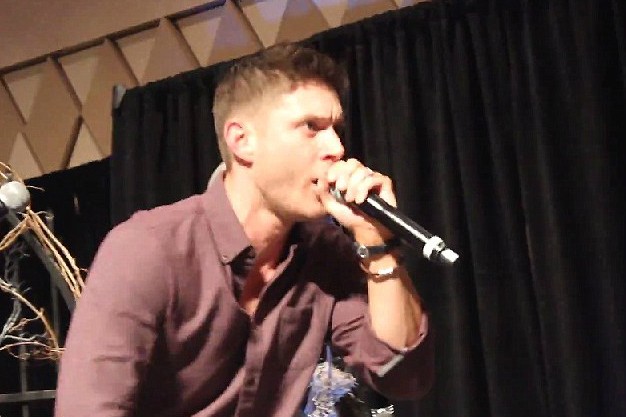 Jensen Ackles cantando. (Foto: Reprodução)